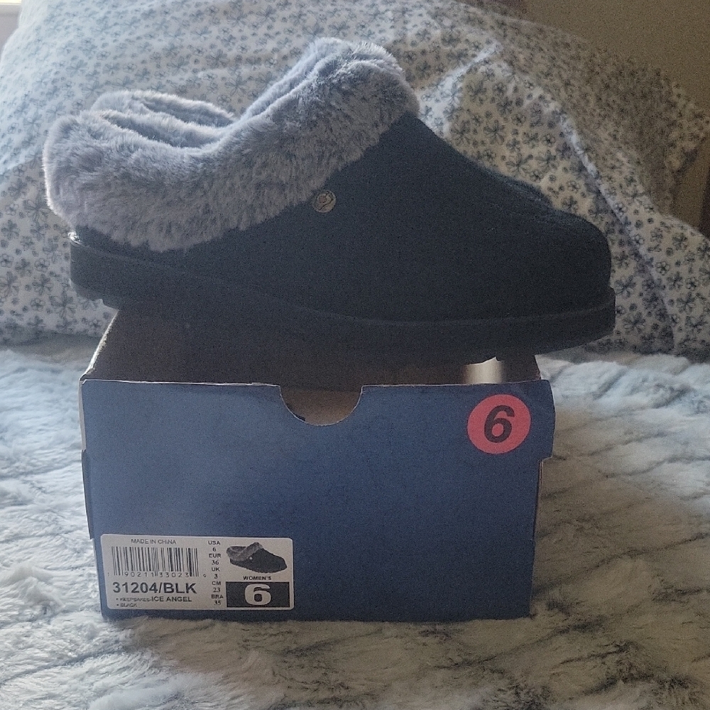 Bobs By Skechers Cozy Black Slippers with Gray Fur Lining Size 6